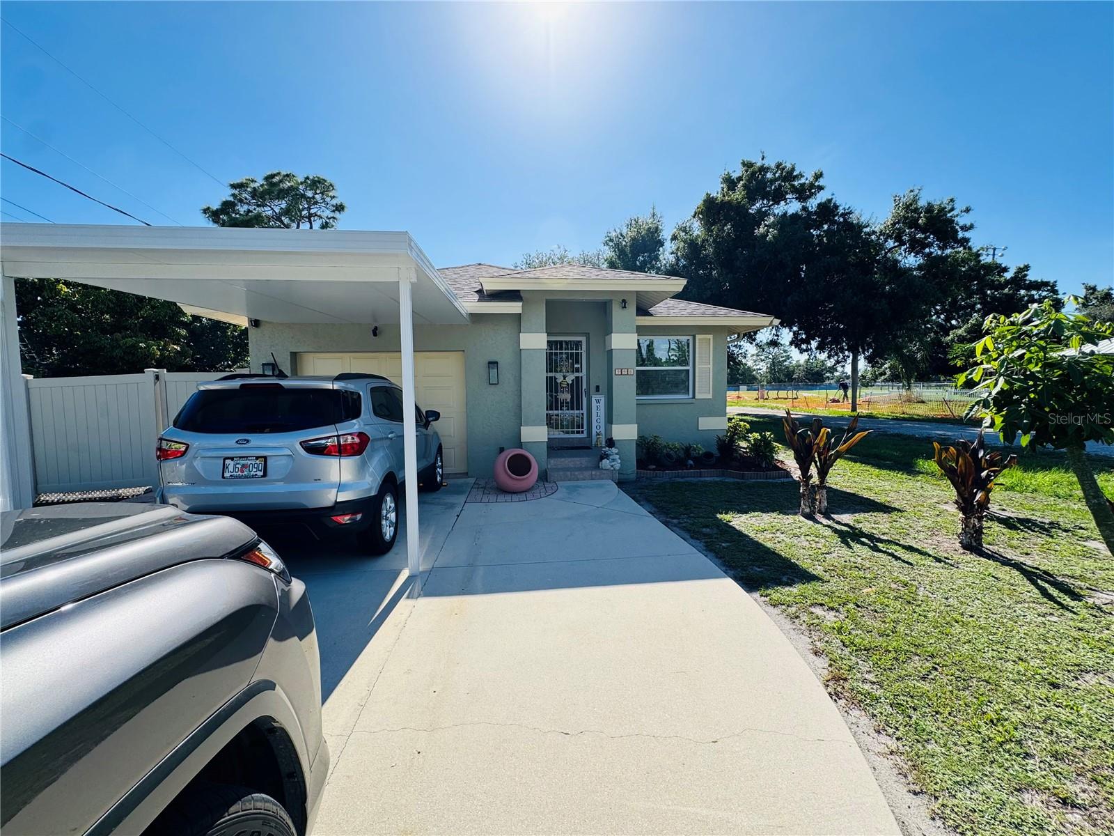 Single Family Residence in SARASOTA, FL - Daniel Dourado