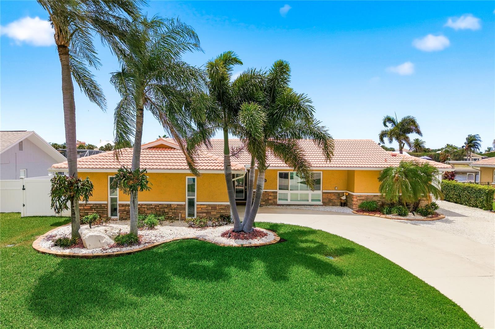 Single Family Residence in NEW PORT RICHEY, FL - Daniel Dourado