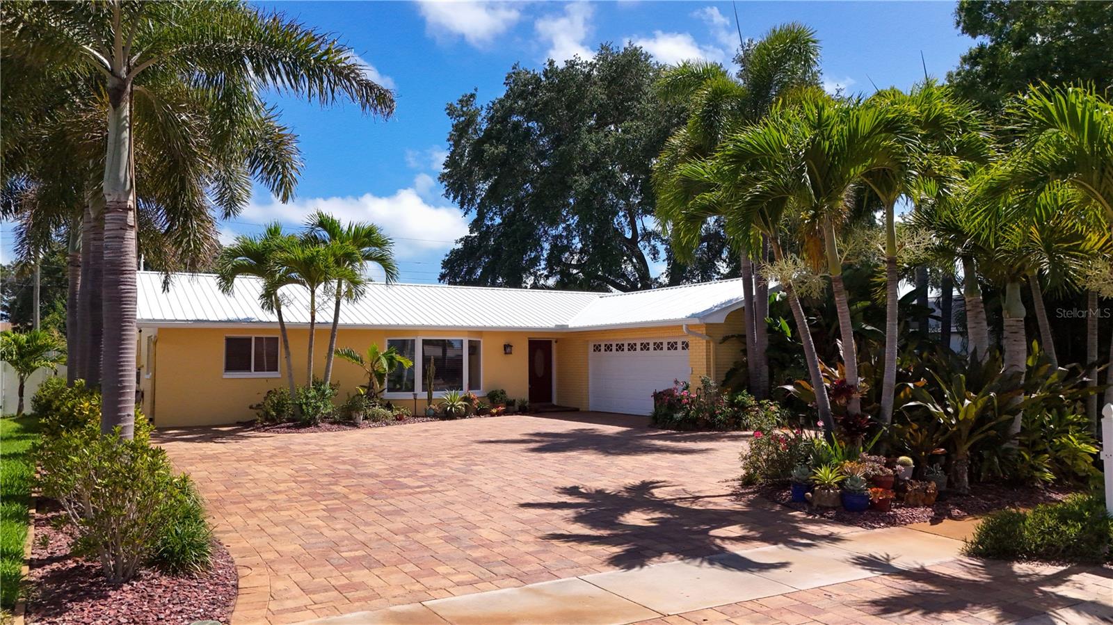 Single Family Residence in SEMINOLE, FL - Daniel Dourado