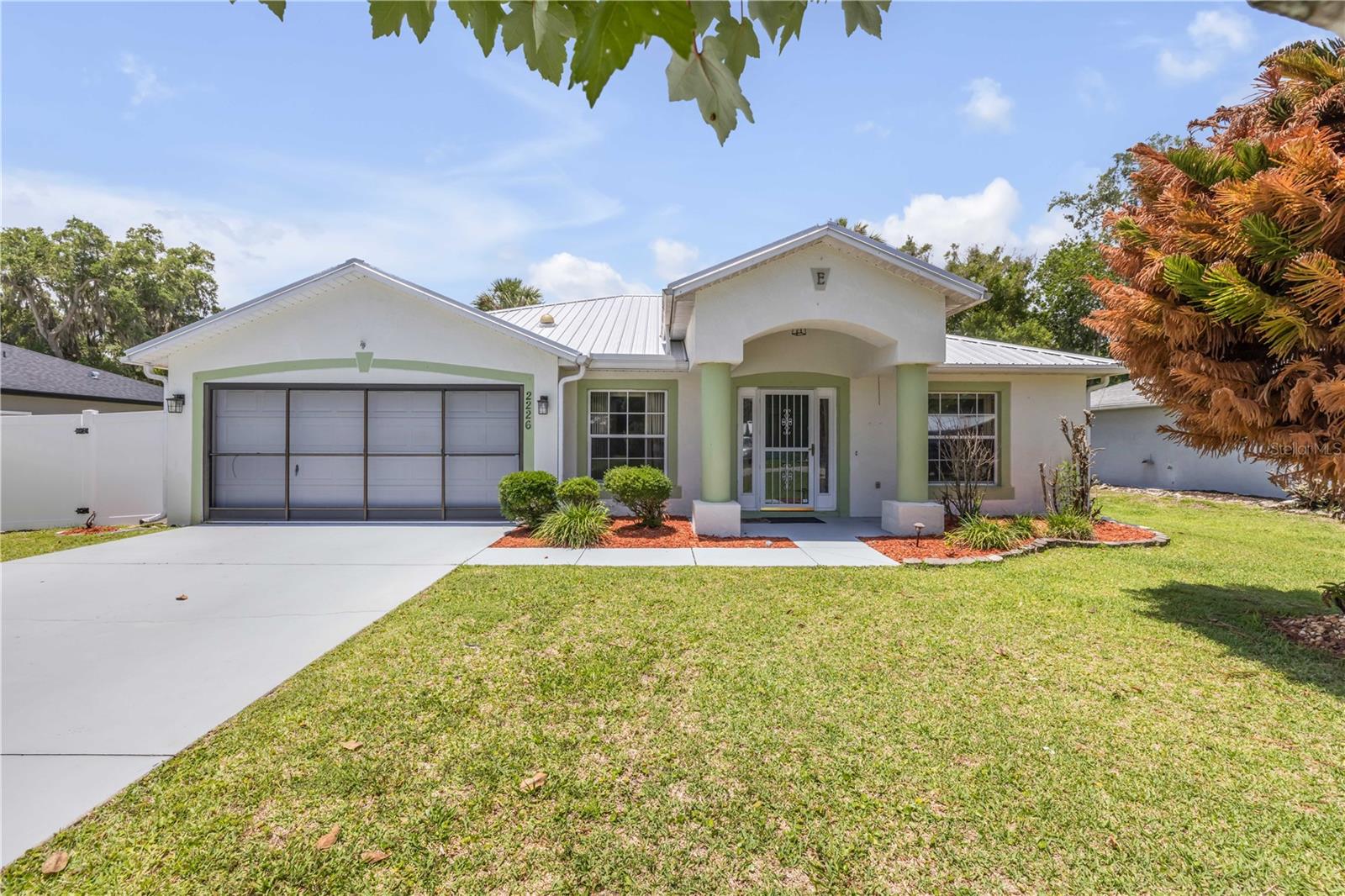 Single Family Residence in EDGEWATER, FL - Daniel Dourado