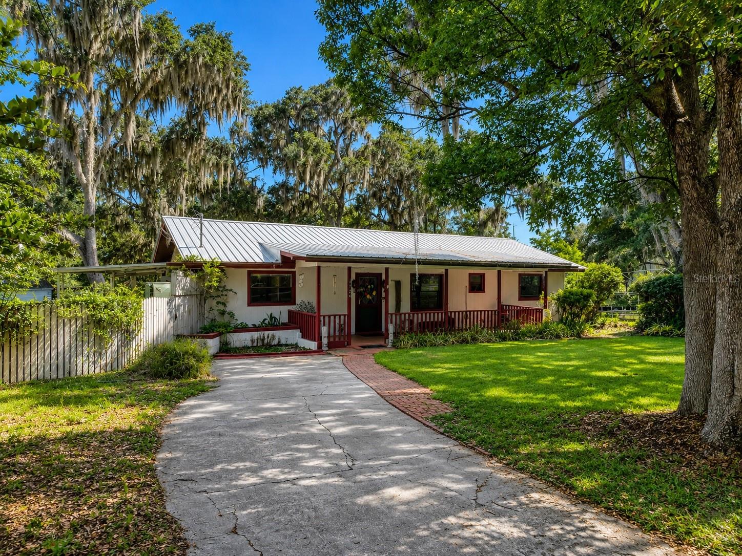 Single Family Residence in OCKLAWAHA, FL - Daniel Dourado