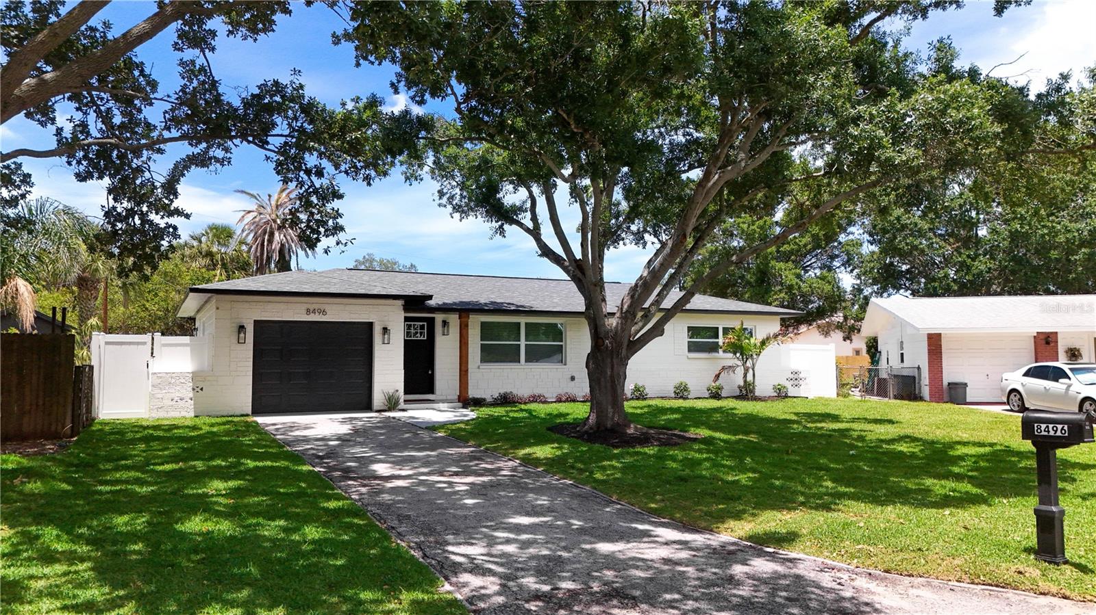 Single Family Residence in SEMINOLE, FL - Daniel Dourado