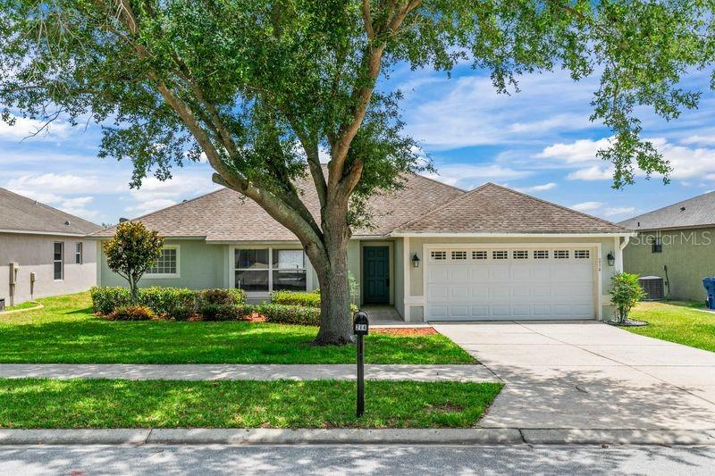 Single Family Residence in GROVELAND, FL - Daniel Dourado