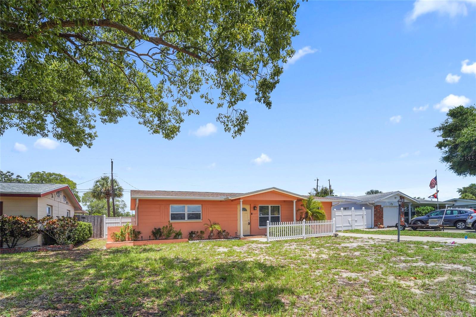Single Family Residence in SEMINOLE, FL - Daniel Dourado