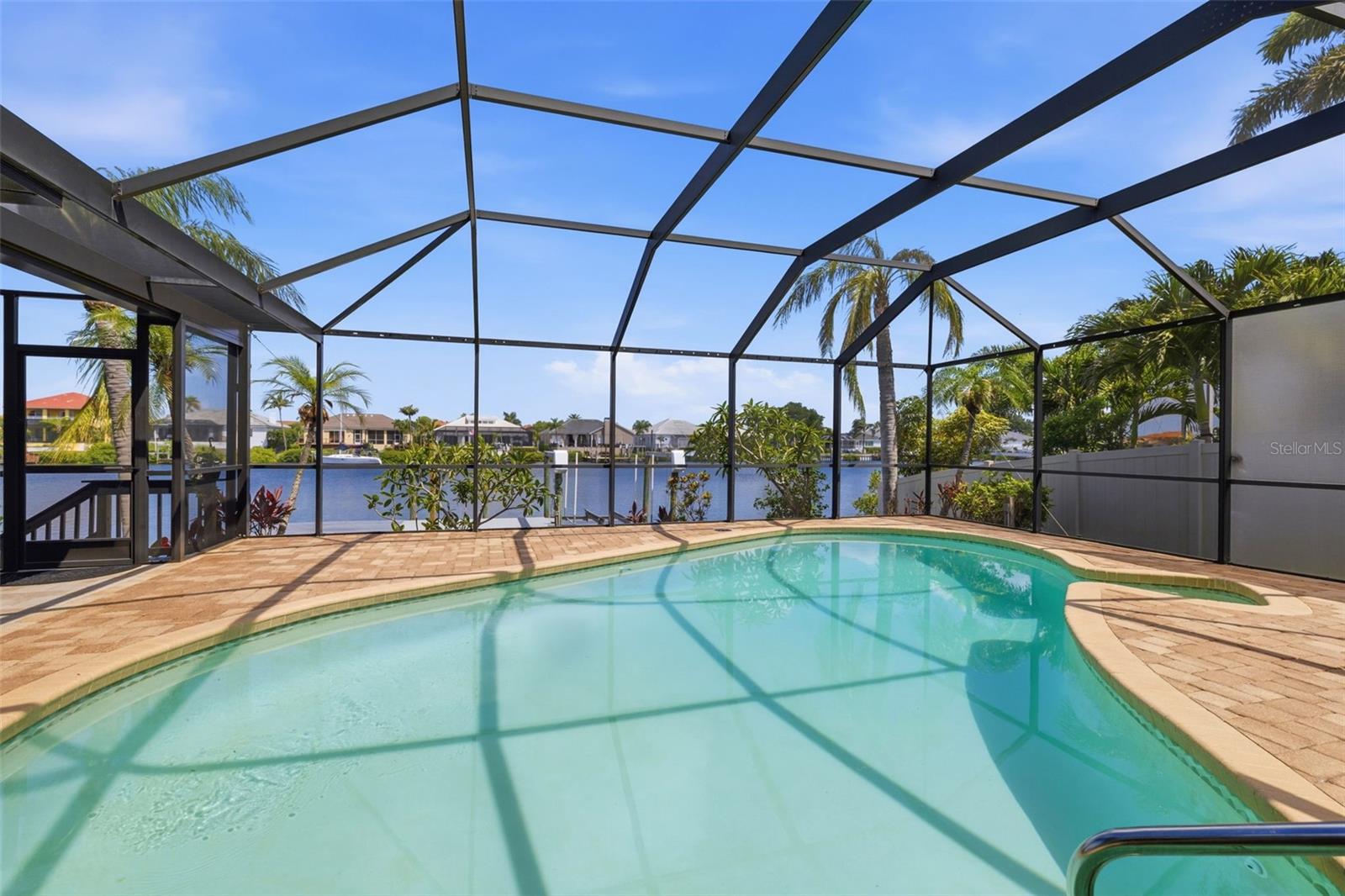 Single Family Residence in APOLLO BEACH, FL - Daniel Dourado