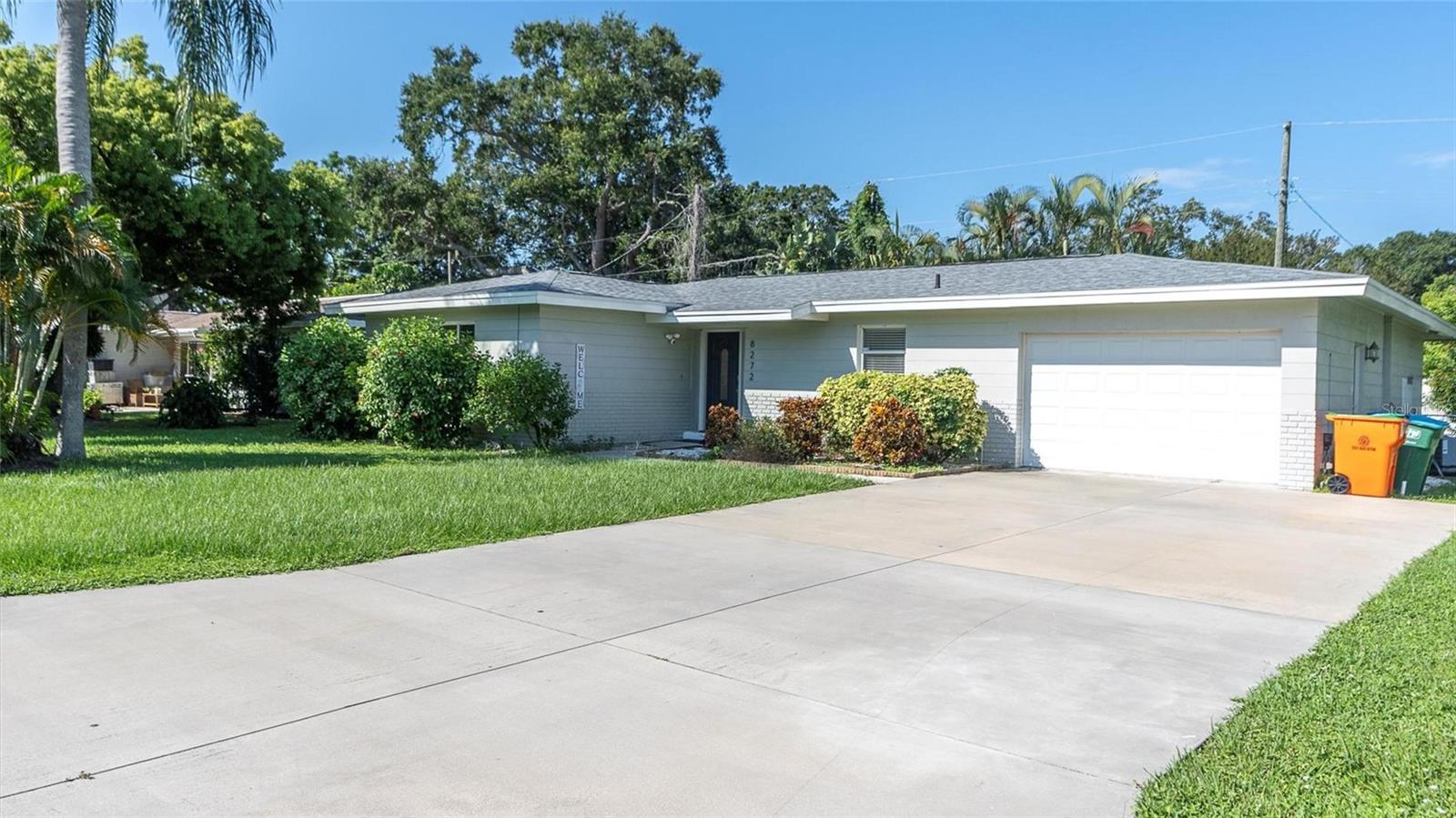 Single Family Residence in SEMINOLE, FL - Daniel Dourado