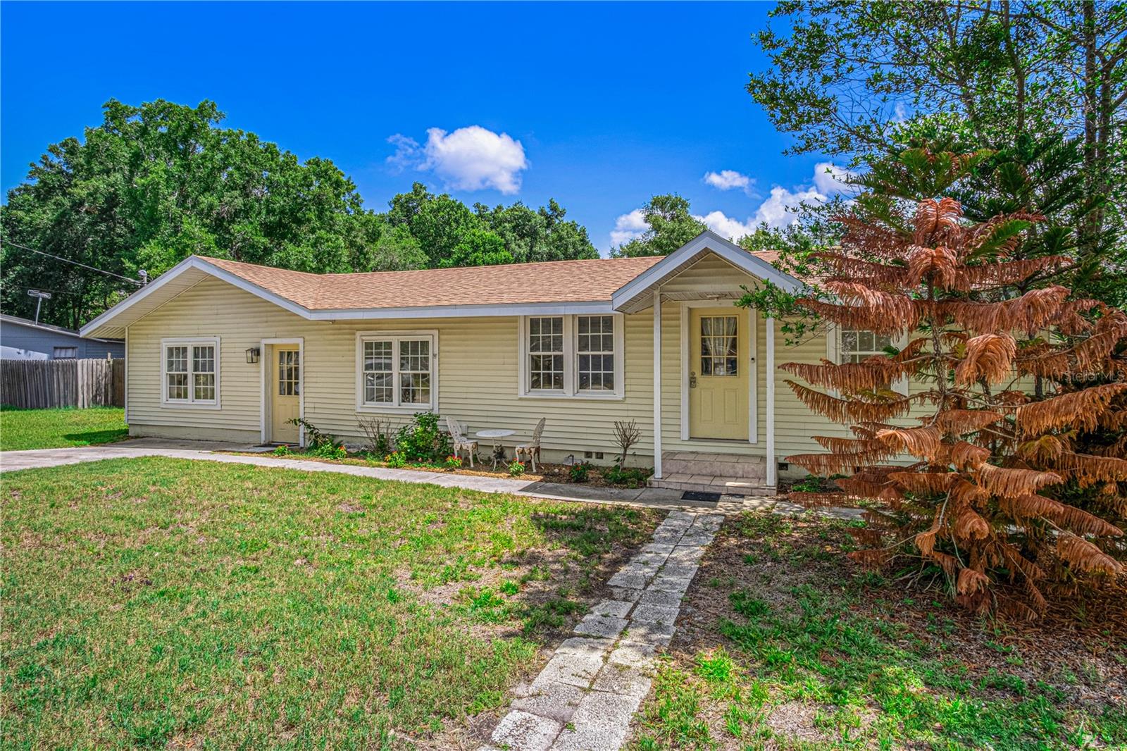 Single Family Residence in MOUNT DORA, FL - Daniel Dourado