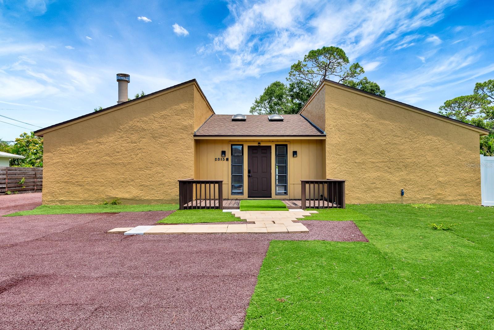 Single Family Residence in SARASOTA, FL - Daniel Dourado