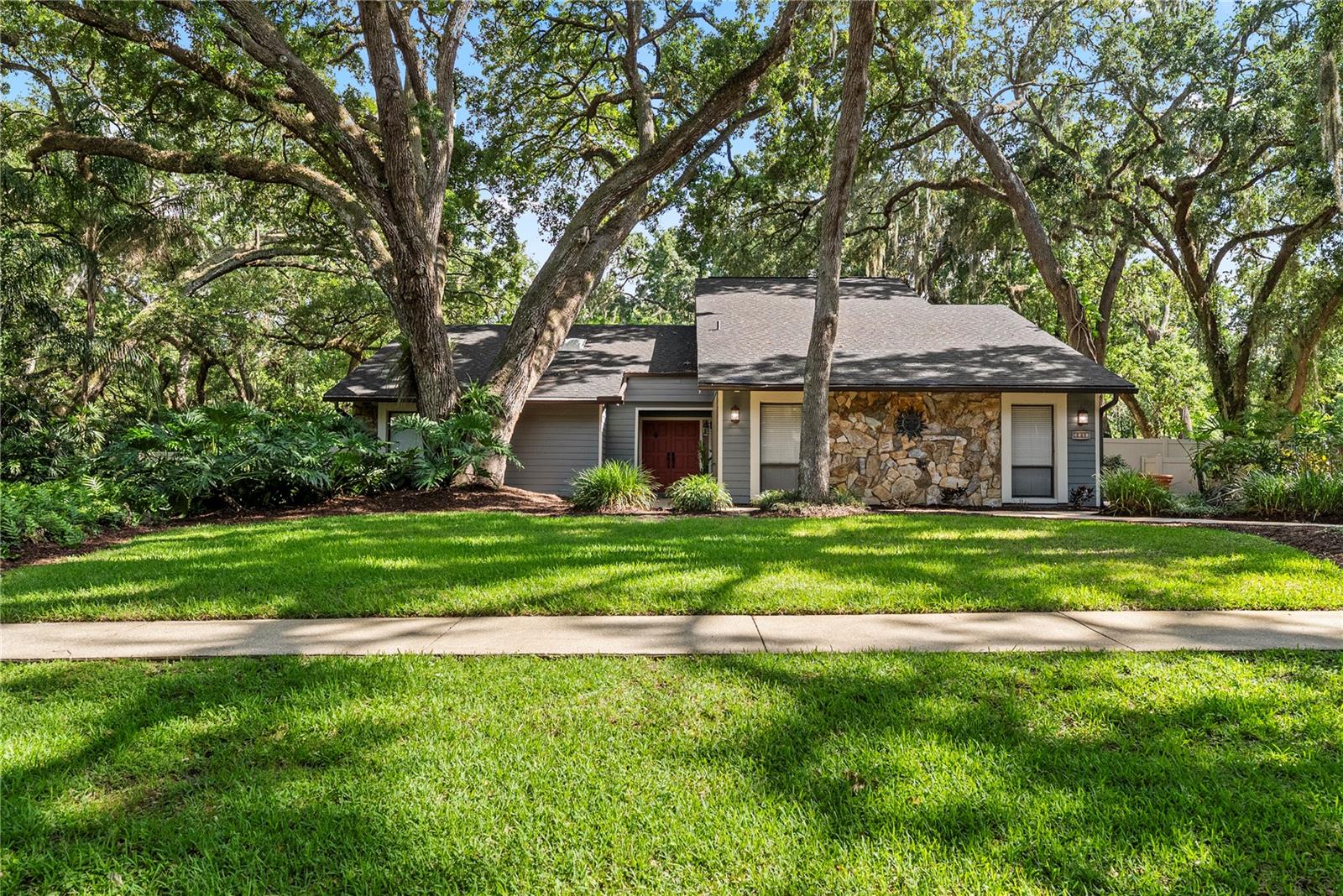 Single Family Residence in LUTZ, FL - Daniel Dourado