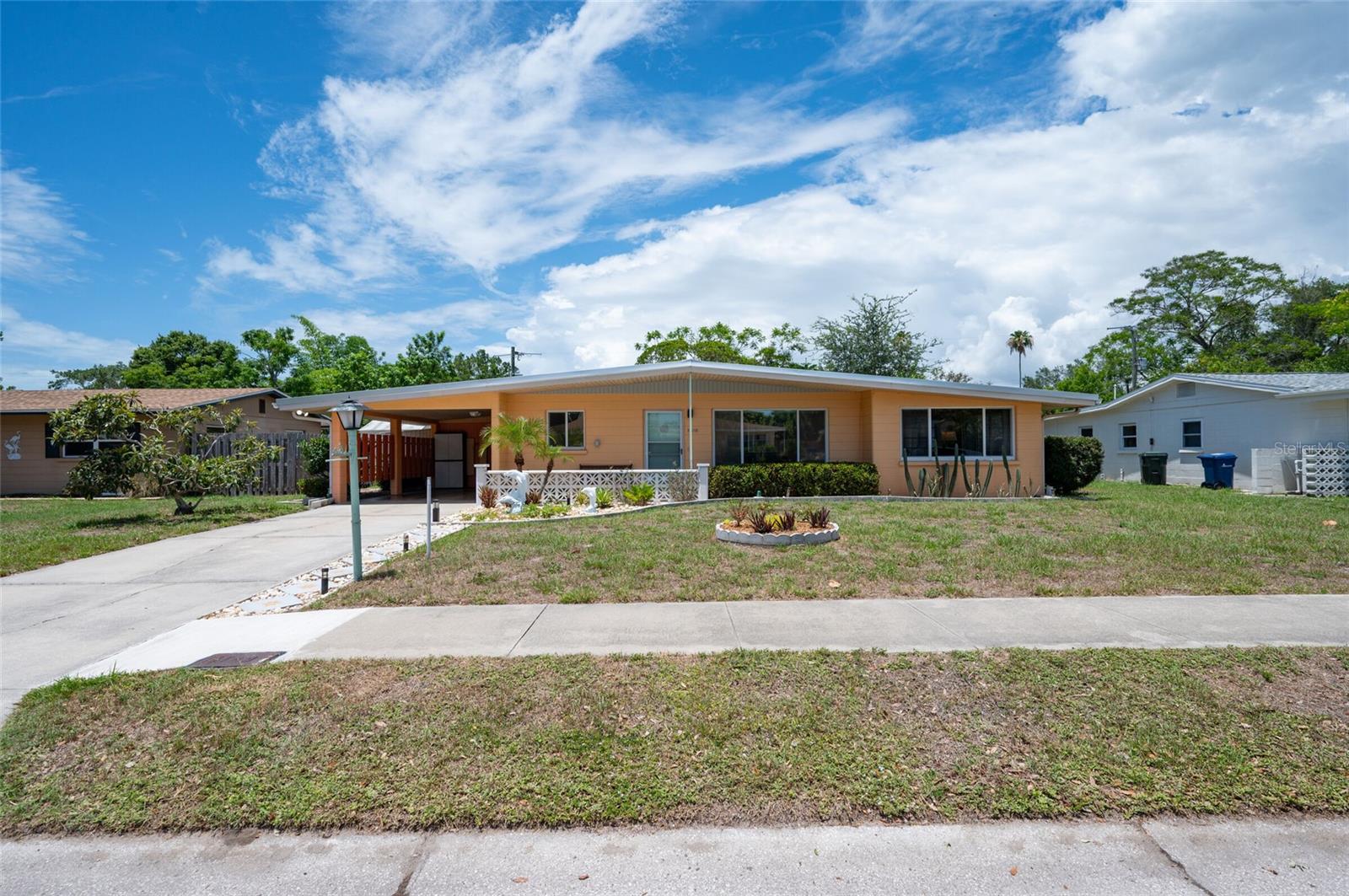Single Family Residence in SARASOTA, FL - Daniel Dourado