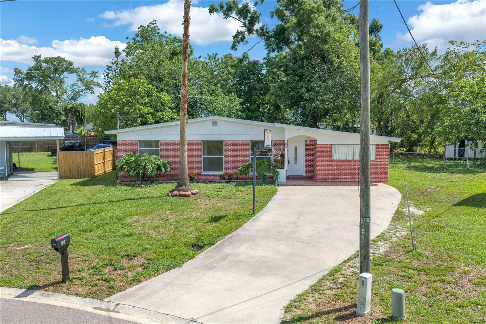 Single Family Residence in BRANDON, FL - Daniel Dourado