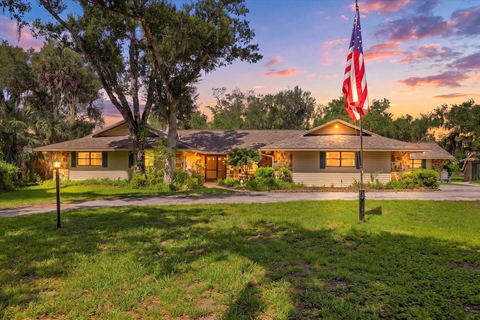 Single Family Residence in SARASOTA, FL - Daniel Dourado