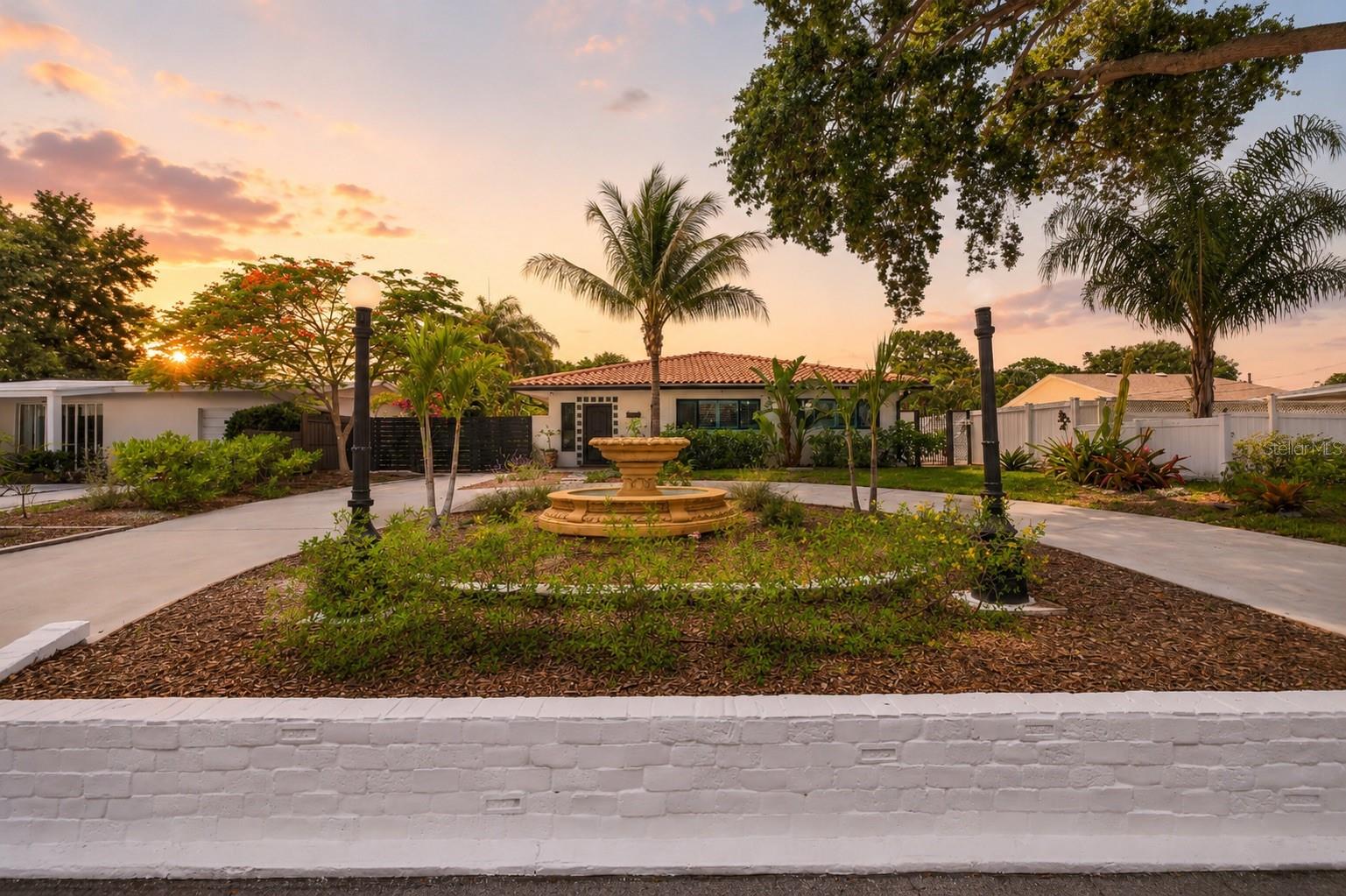 Single Family Residence in GULFPORT, FL - Daniel Dourado