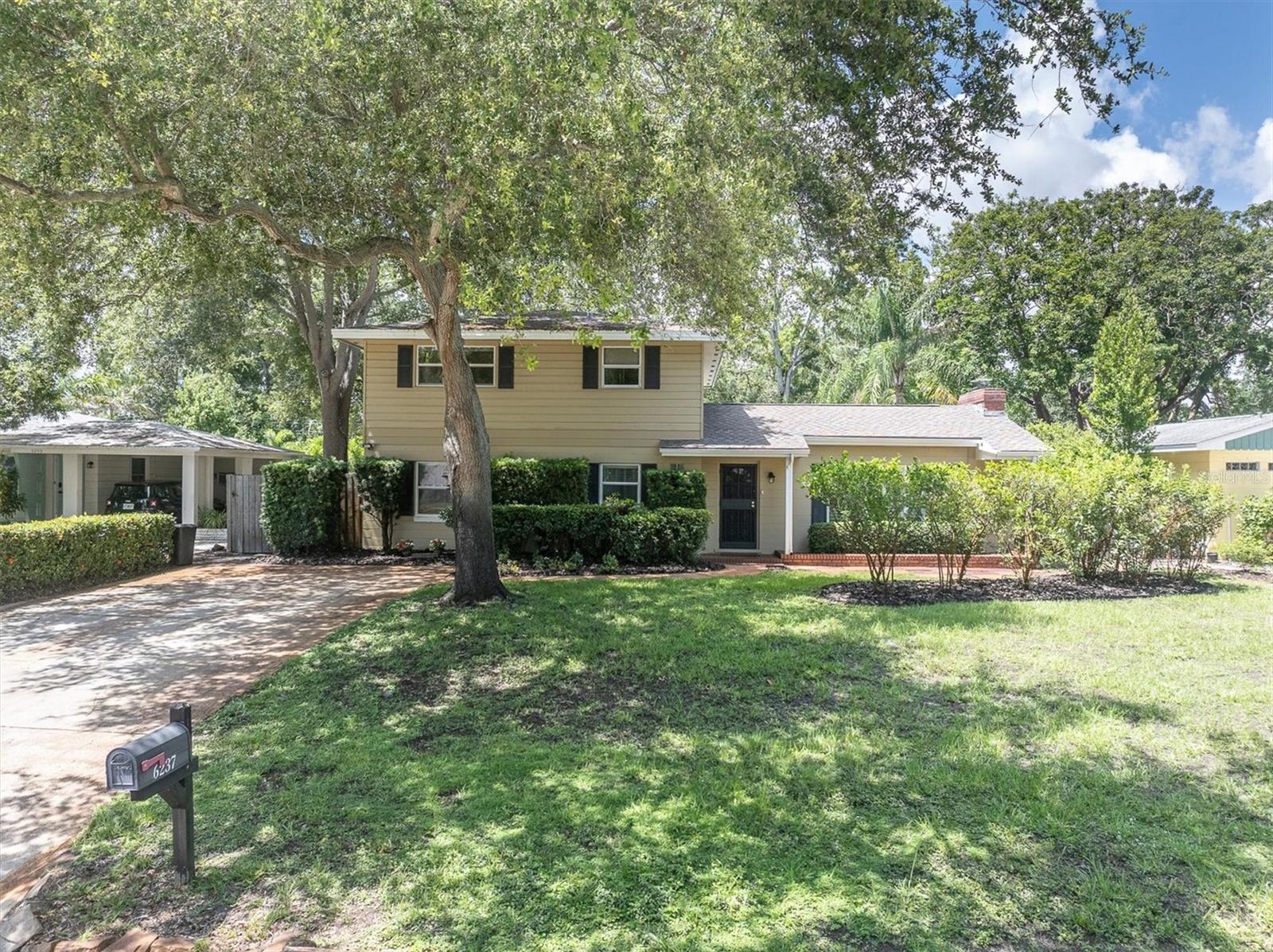 Single Family Residence in GULFPORT, FL - Daniel Dourado
