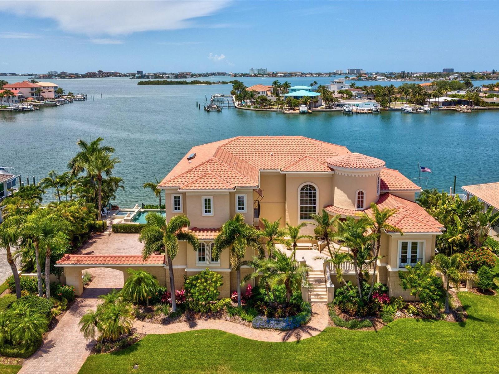 Single Family Residence in GULFPORT, FL - Daniel Dourado