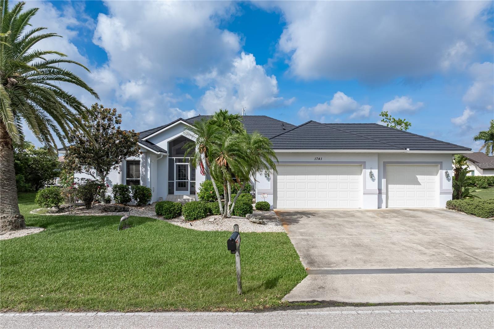 Single Family Residence in PUNTA GORDA, FL - Daniel Dourado