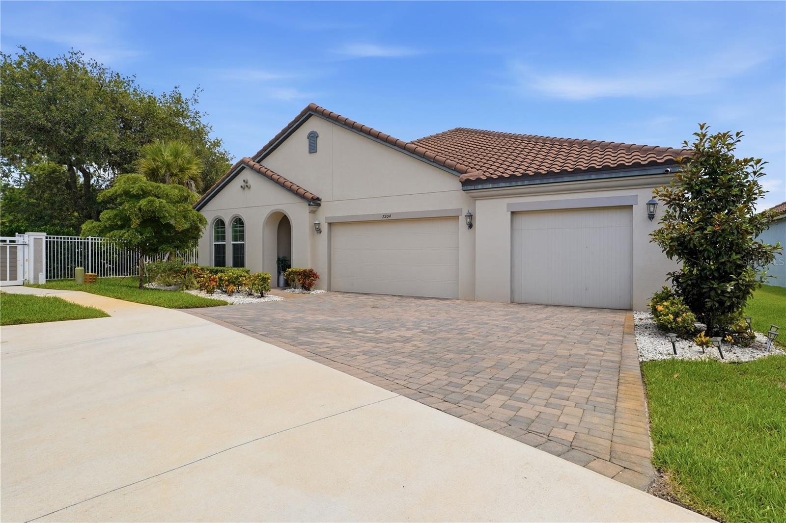 Single Family Residence in SARASOTA, FL - Daniel Dourado
