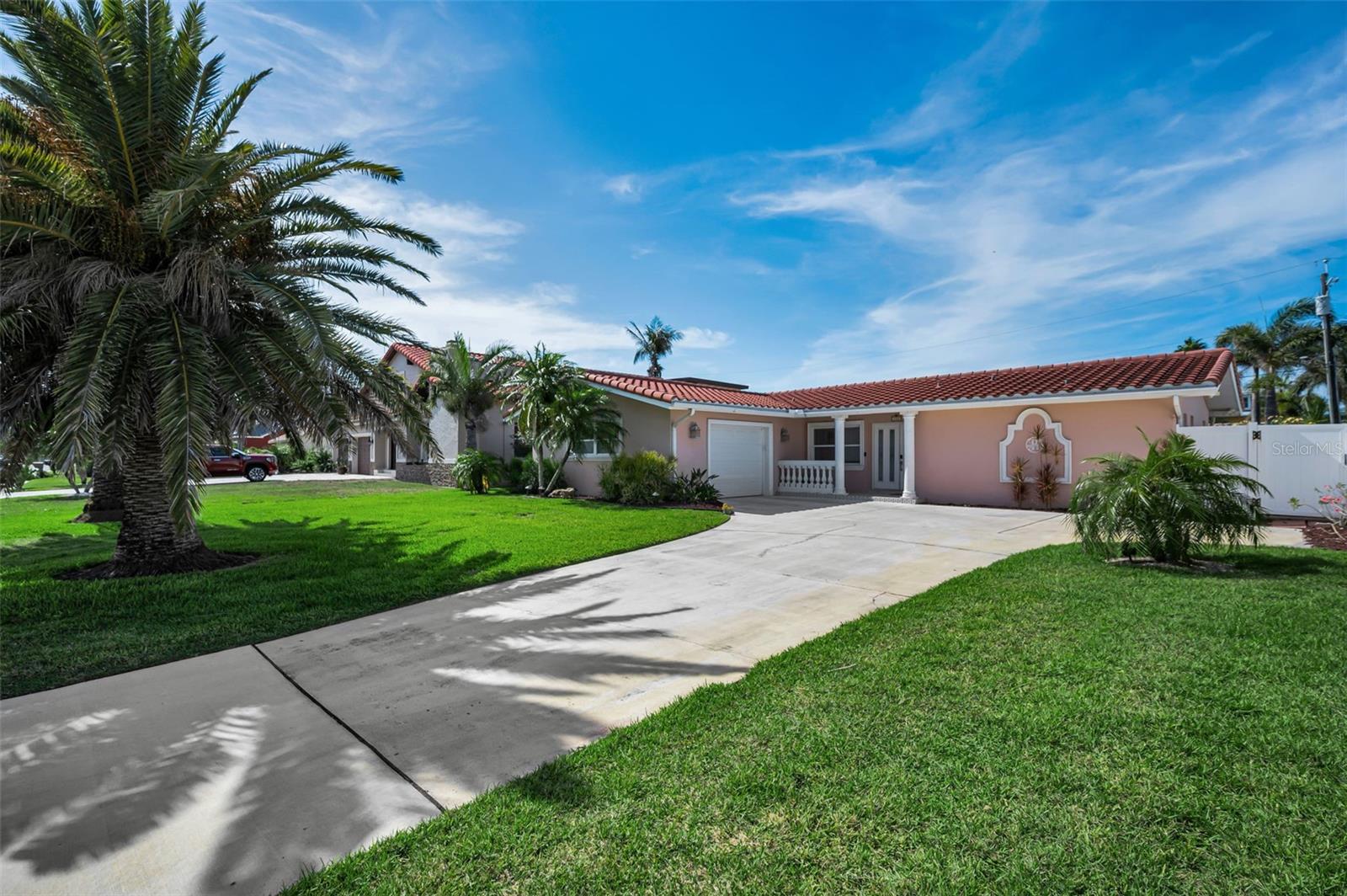Single Family Residence em BELLEAIR BEACH, FL - Daniel Dourado