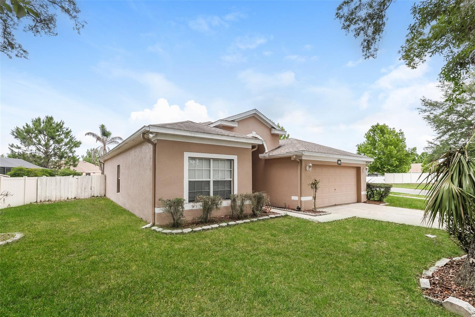 Single Family Residence in SEFFNER, FL - Daniel Dourado