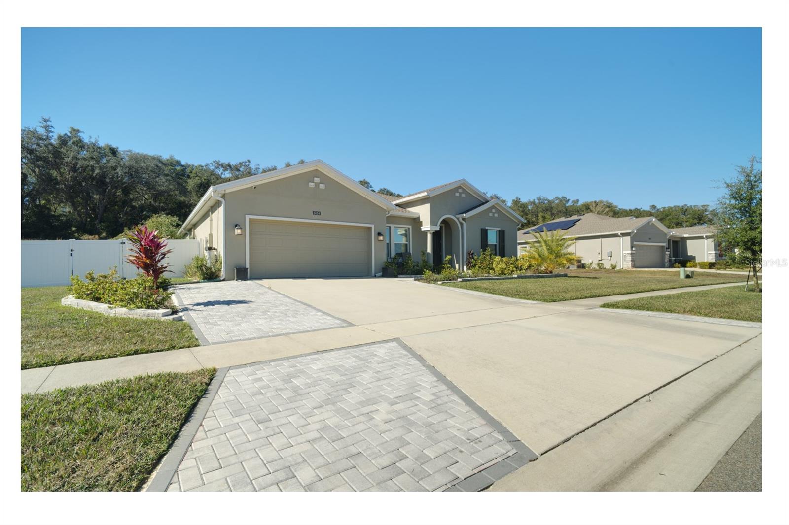 Single Family Residence in MOUNT DORA, FL - Daniel Dourado