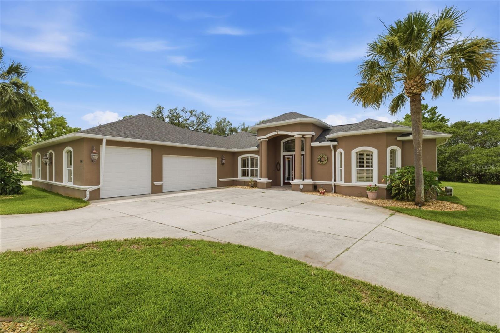 Single Family Residence em WEEKI WACHEE, FL - Daniel Dourado