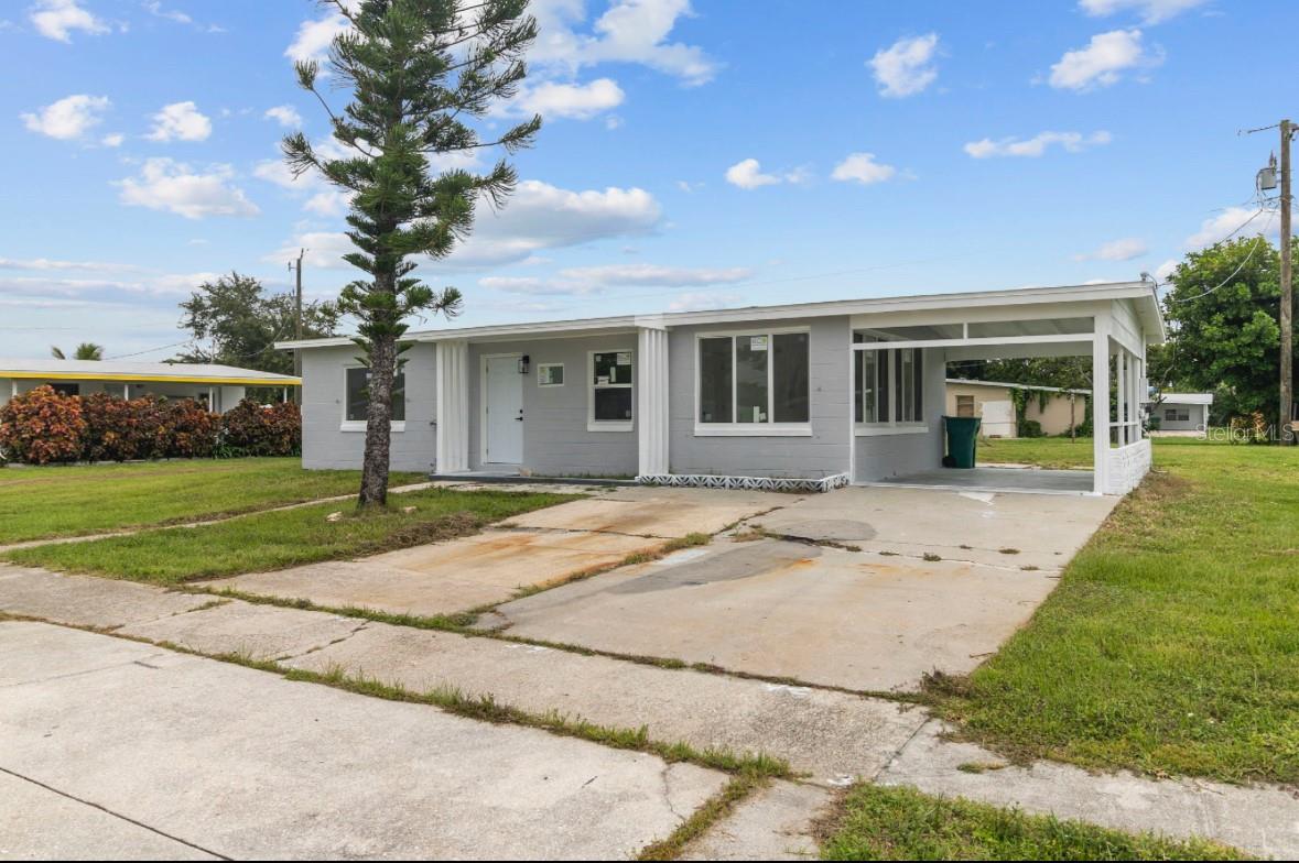 Single Family Residence in PORT CHARLOTTE, FL - Daniel Dourado
