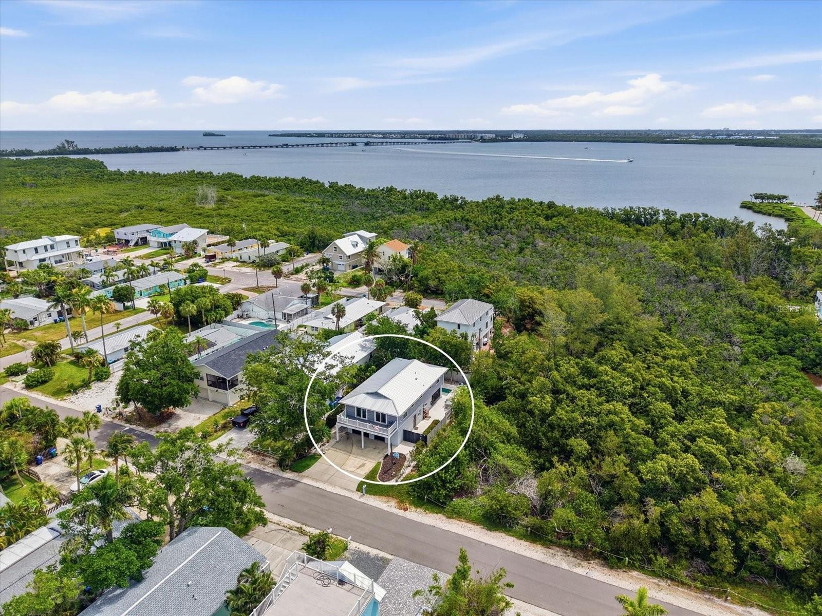 Single Family Residence em HOLMES BEACH, FL - Daniel Dourado