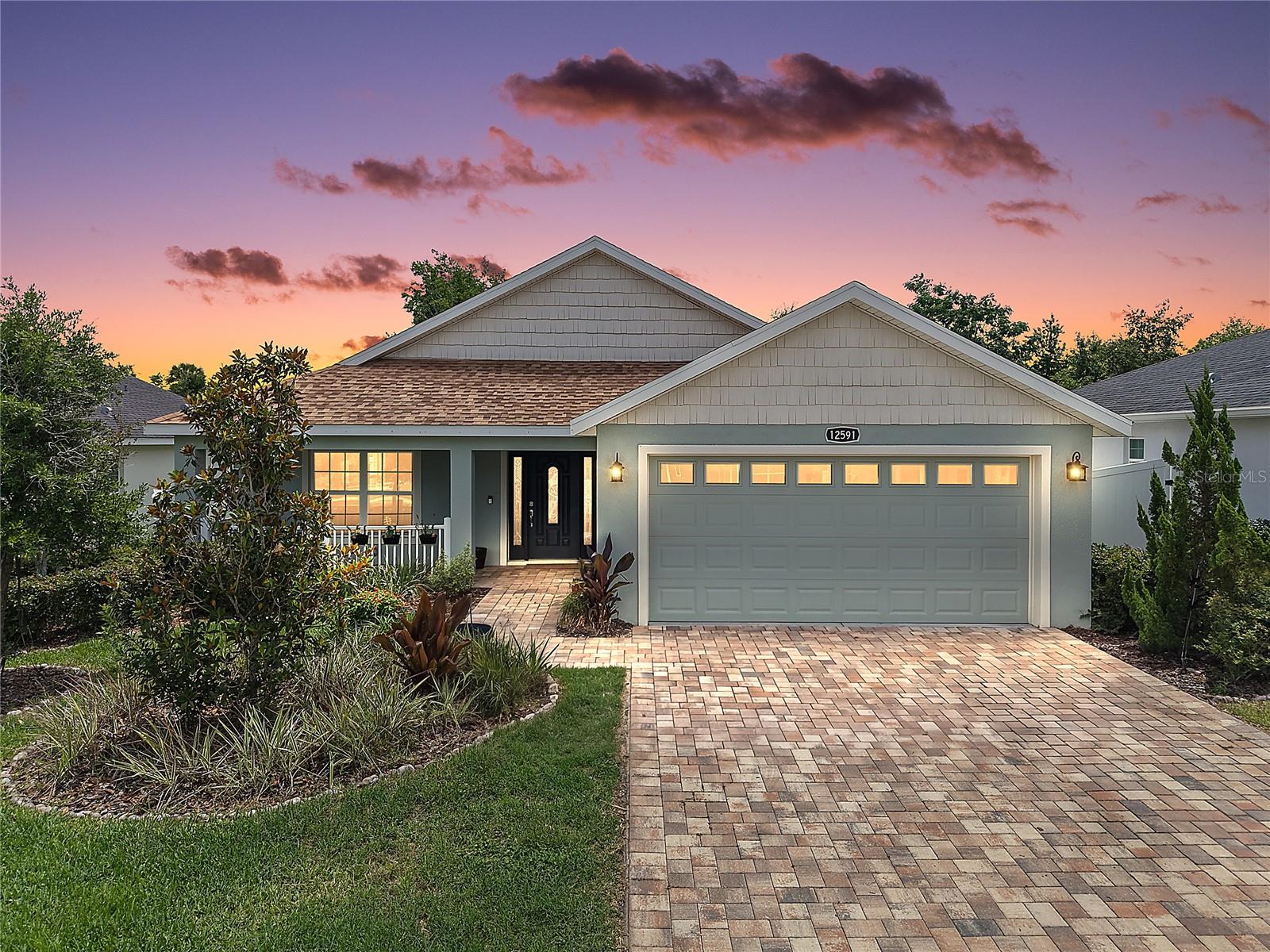 Single Family Residence in OXFORD, FL - Daniel Dourado