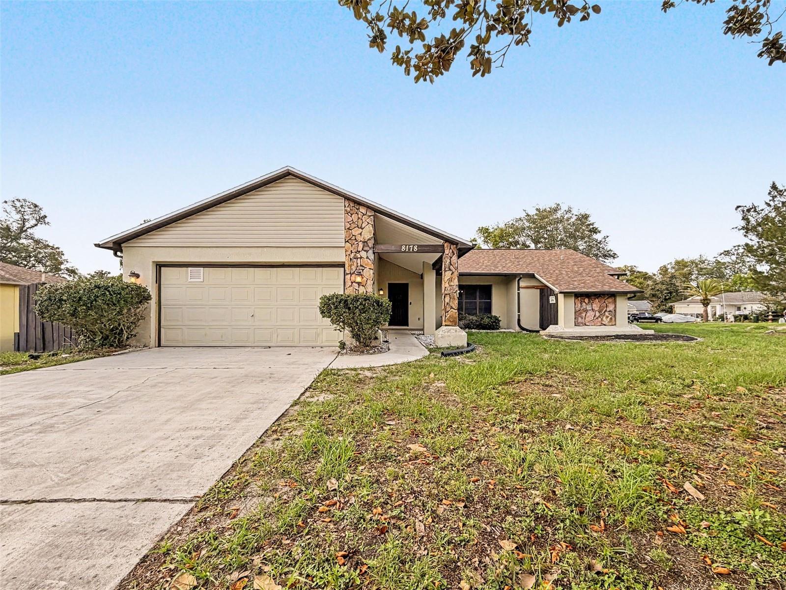 Single Family Residence em SPRING HILL, FL - Daniel Dourado