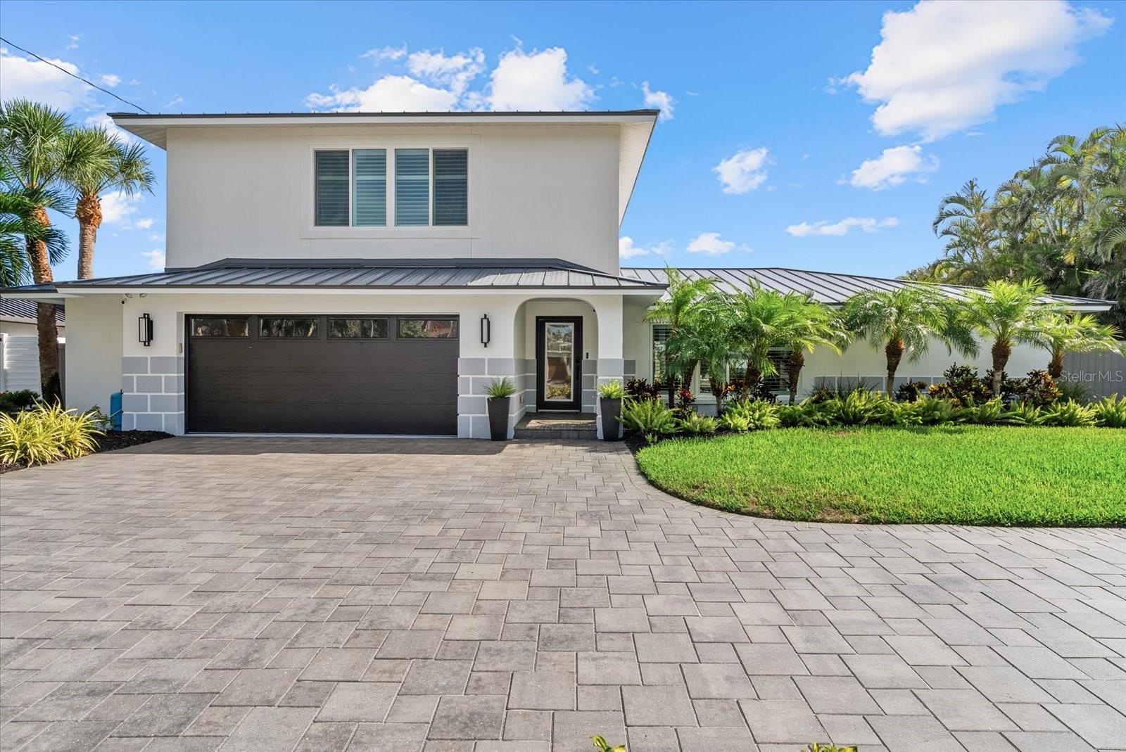Single Family Residence in SARASOTA, FL - Daniel Dourado