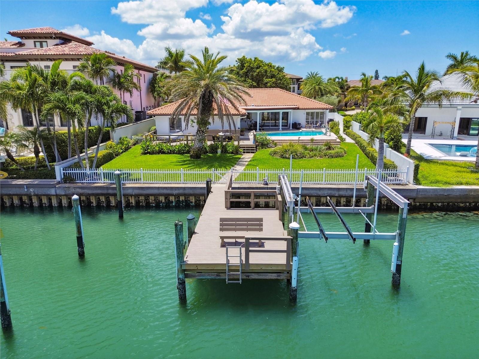 Single Family Residence in BELLEAIR BEACH, FL - Daniel Dourado
