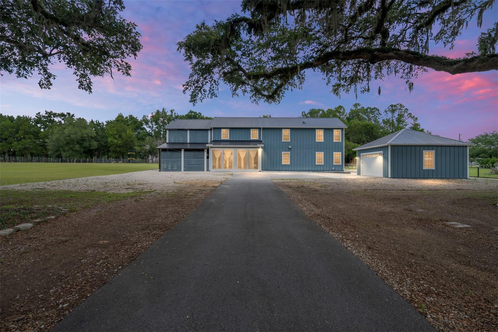 Single Family Residence in OXFORD, FL - Daniel Dourado