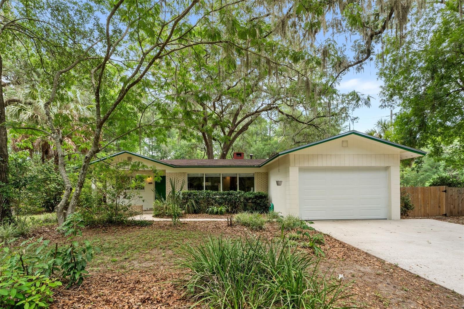 Single Family Residence in GAINESVILLE, FL - Daniel Dourado