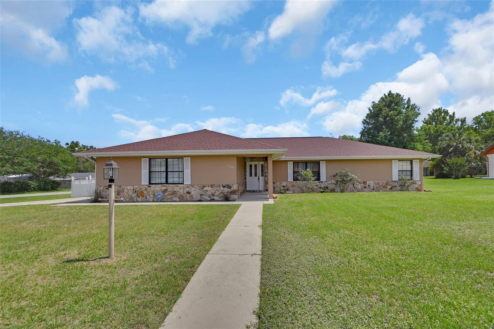 Single Family Residence em BELLEVIEW, FL - Daniel Dourado
