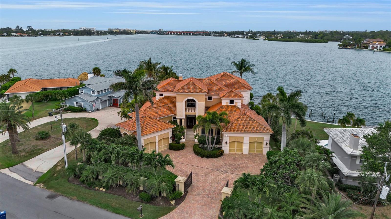 Single Family Residence in SARASOTA, FL - Daniel Dourado