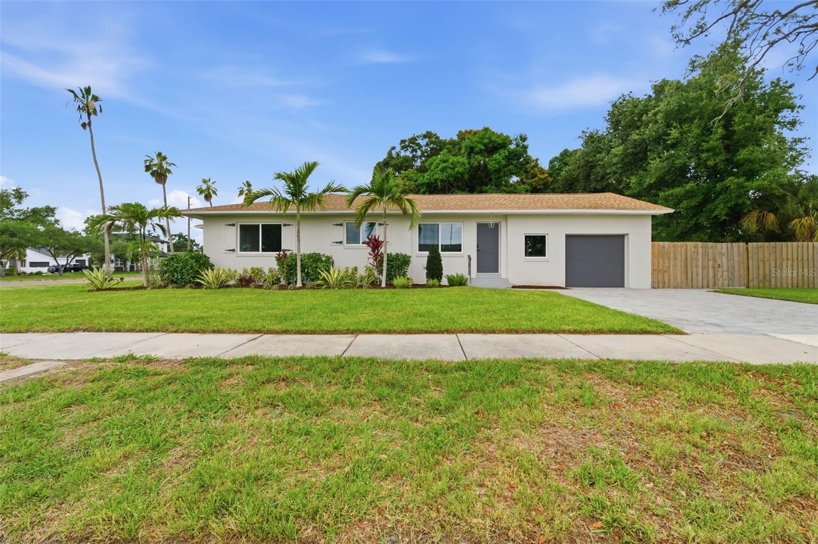 Single Family Residence em ST PETERSBURG, FL - Daniel Dourado