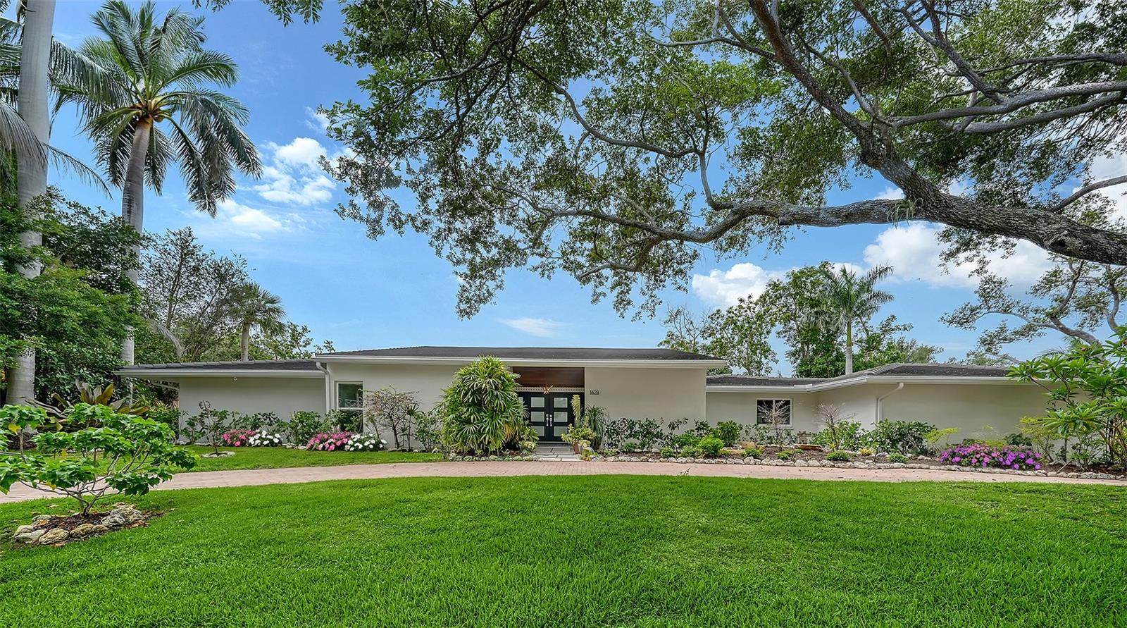 Single Family Residence in SARASOTA, FL - Daniel Dourado