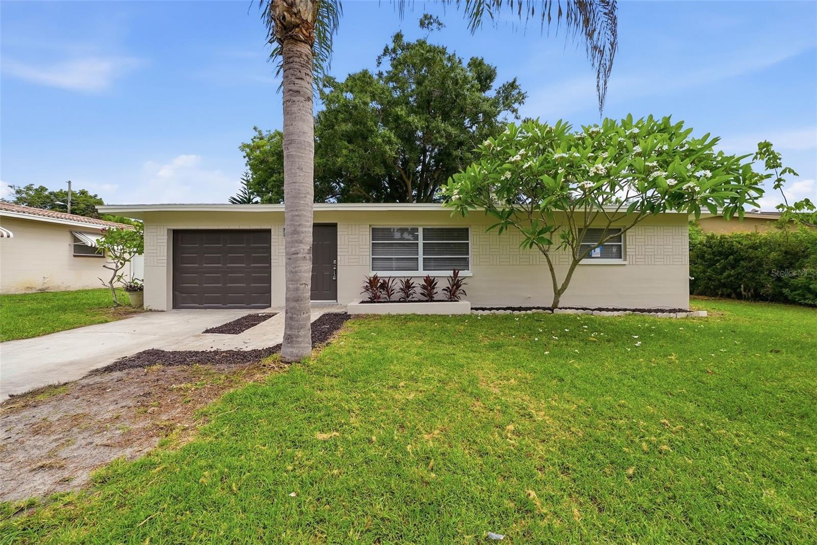 Single Family Residence in LARGO, FL - Daniel Dourado