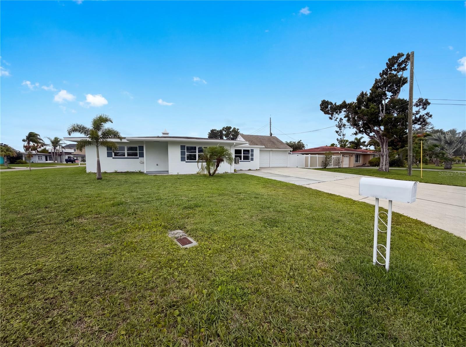 Single Family Residence in DUNEDIN, FL - Daniel Dourado