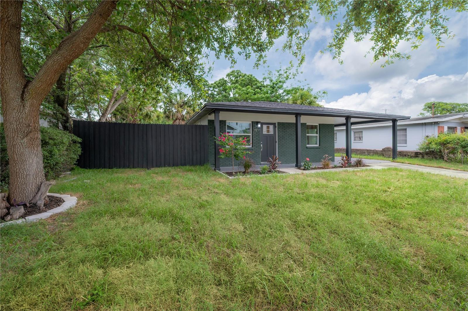 Single Family Residence in TAMPA, FL - Daniel Dourado