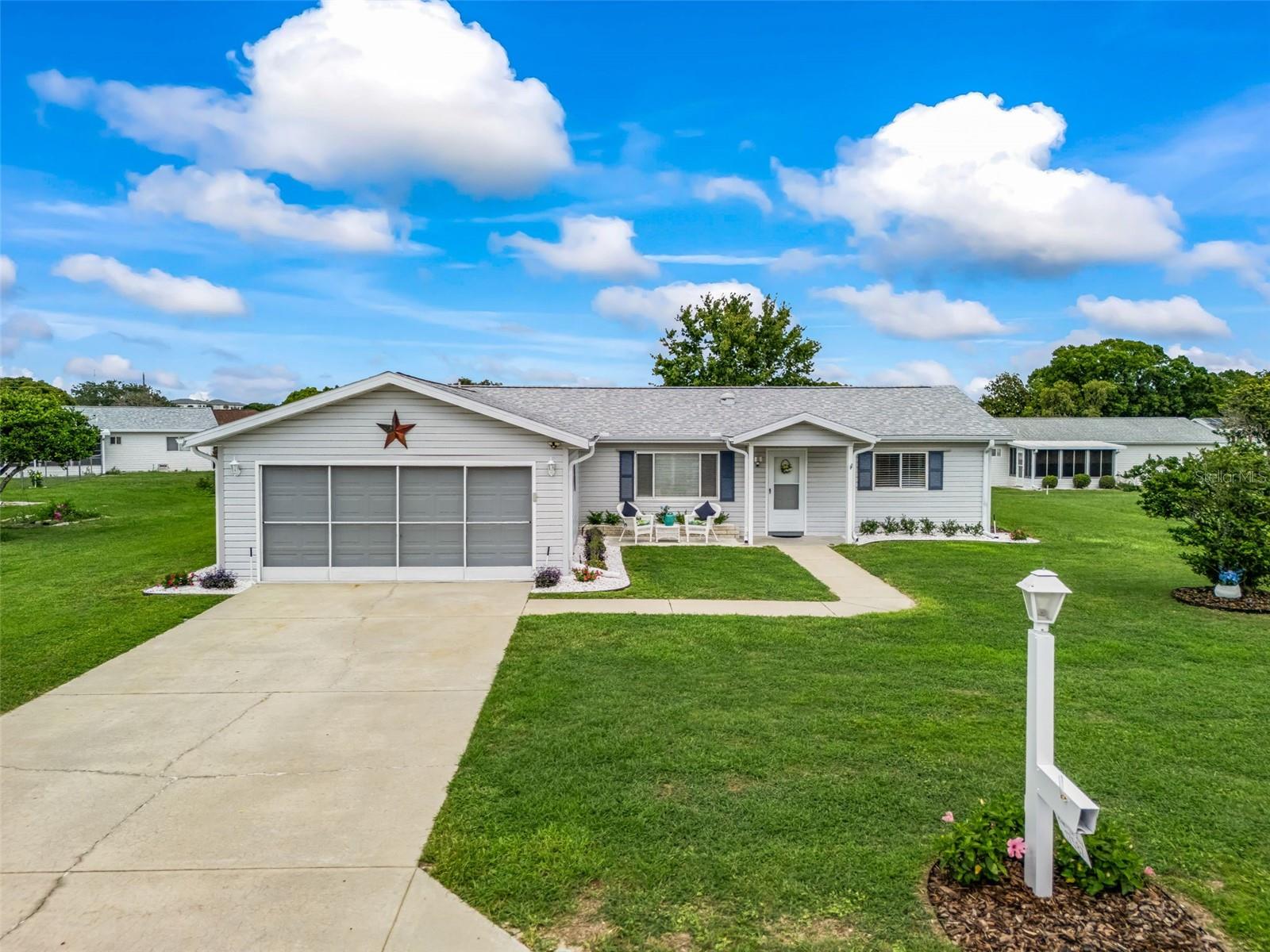 Single Family Residence in SUMMERFIELD, FL - Daniel Dourado