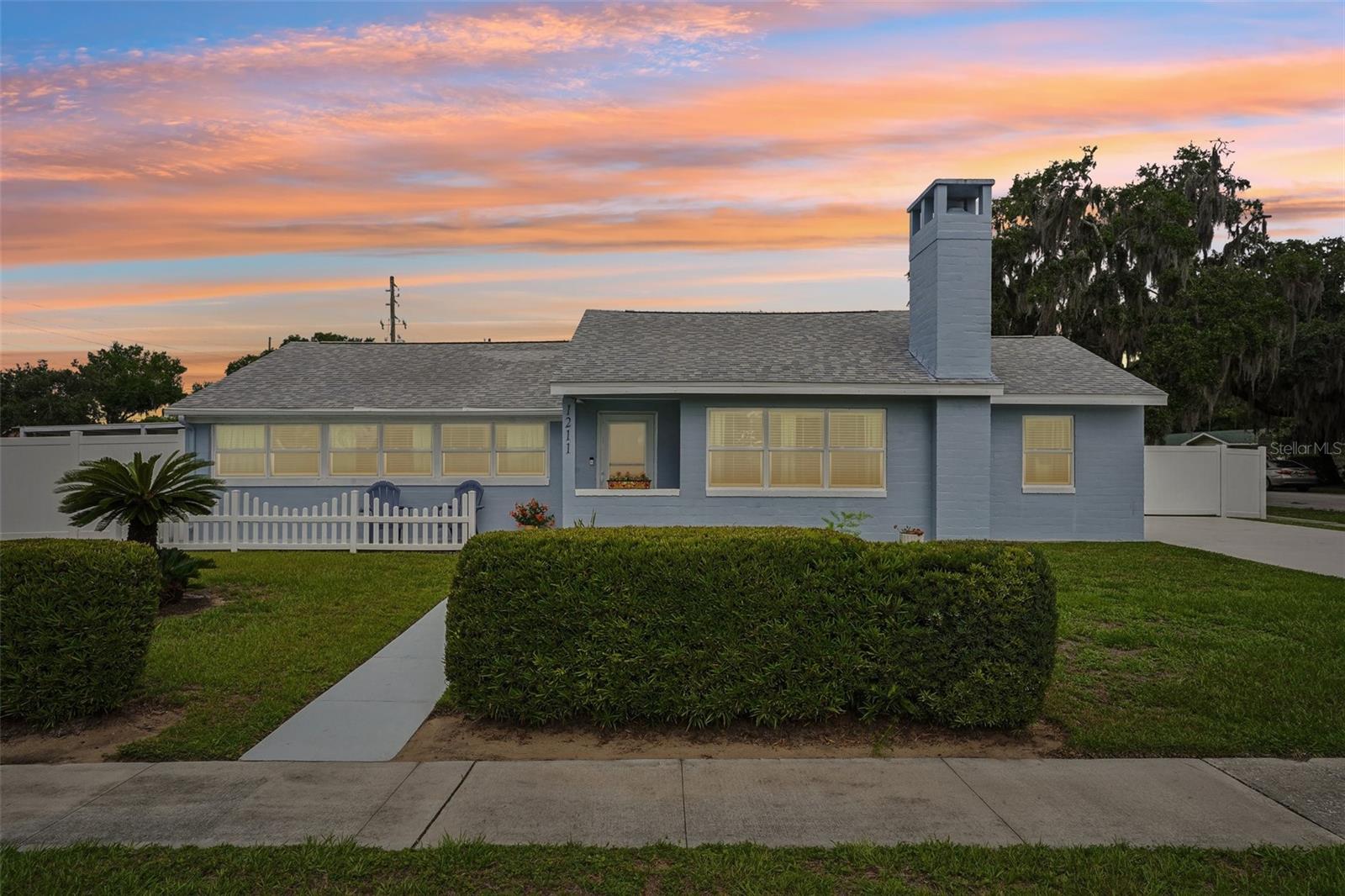 Single Family Residence in MOUNT DORA, FL - Daniel Dourado