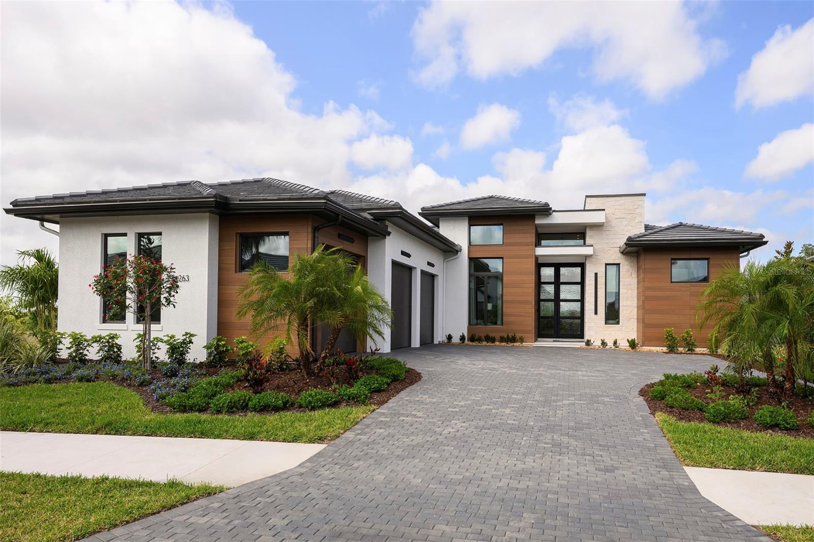 Single Family Residence in SARASOTA, FL - Daniel Dourado