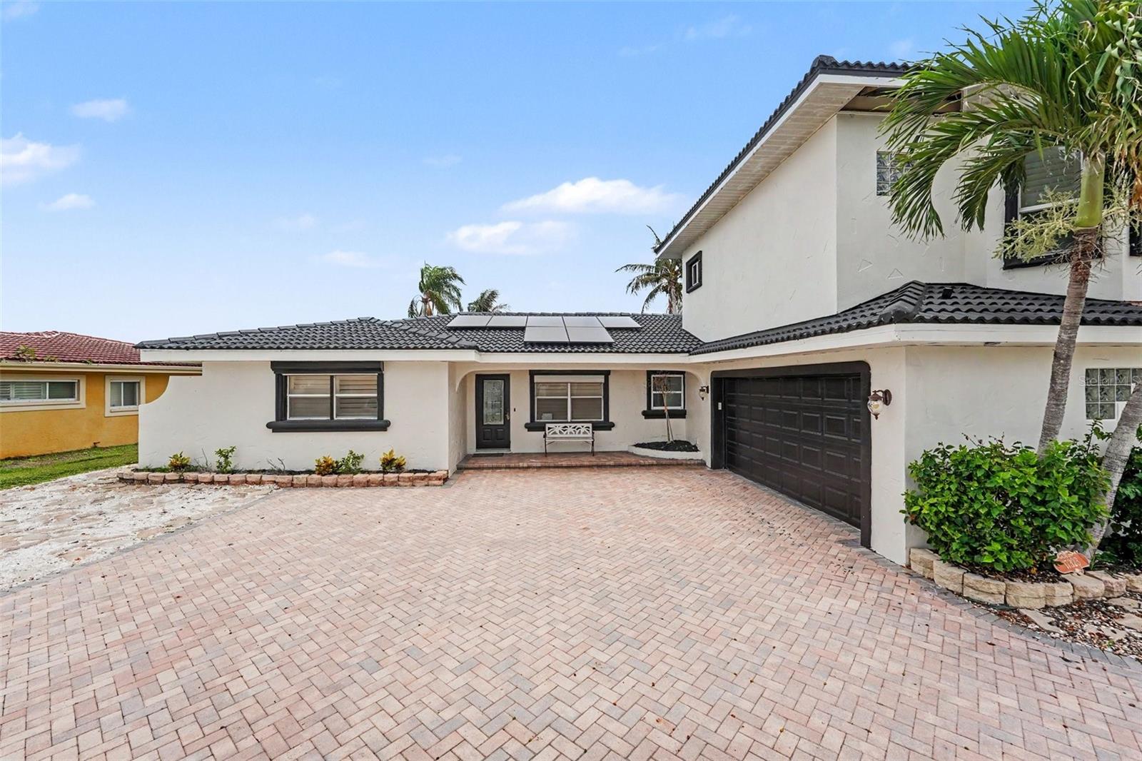 Single Family Residence in NORTH REDINGTON BEACH, FL - Daniel Dourado