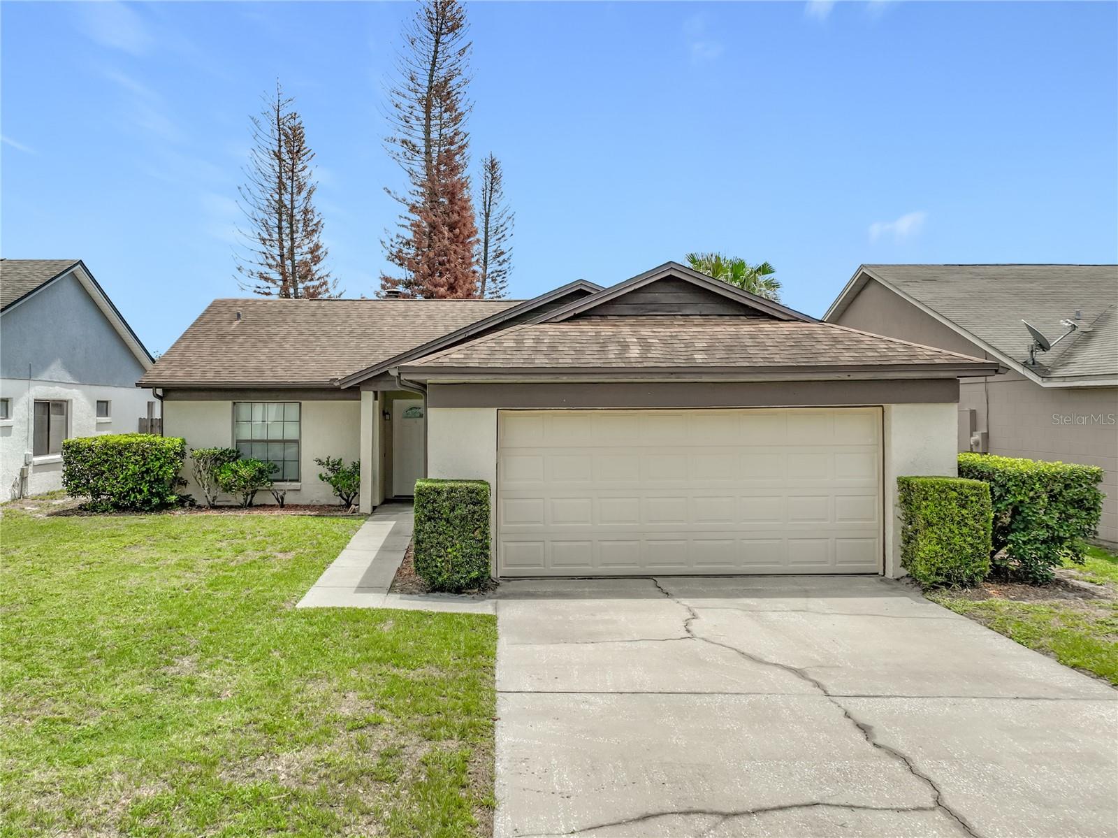 Single Family Residence in OVIEDO, FL - Daniel Dourado