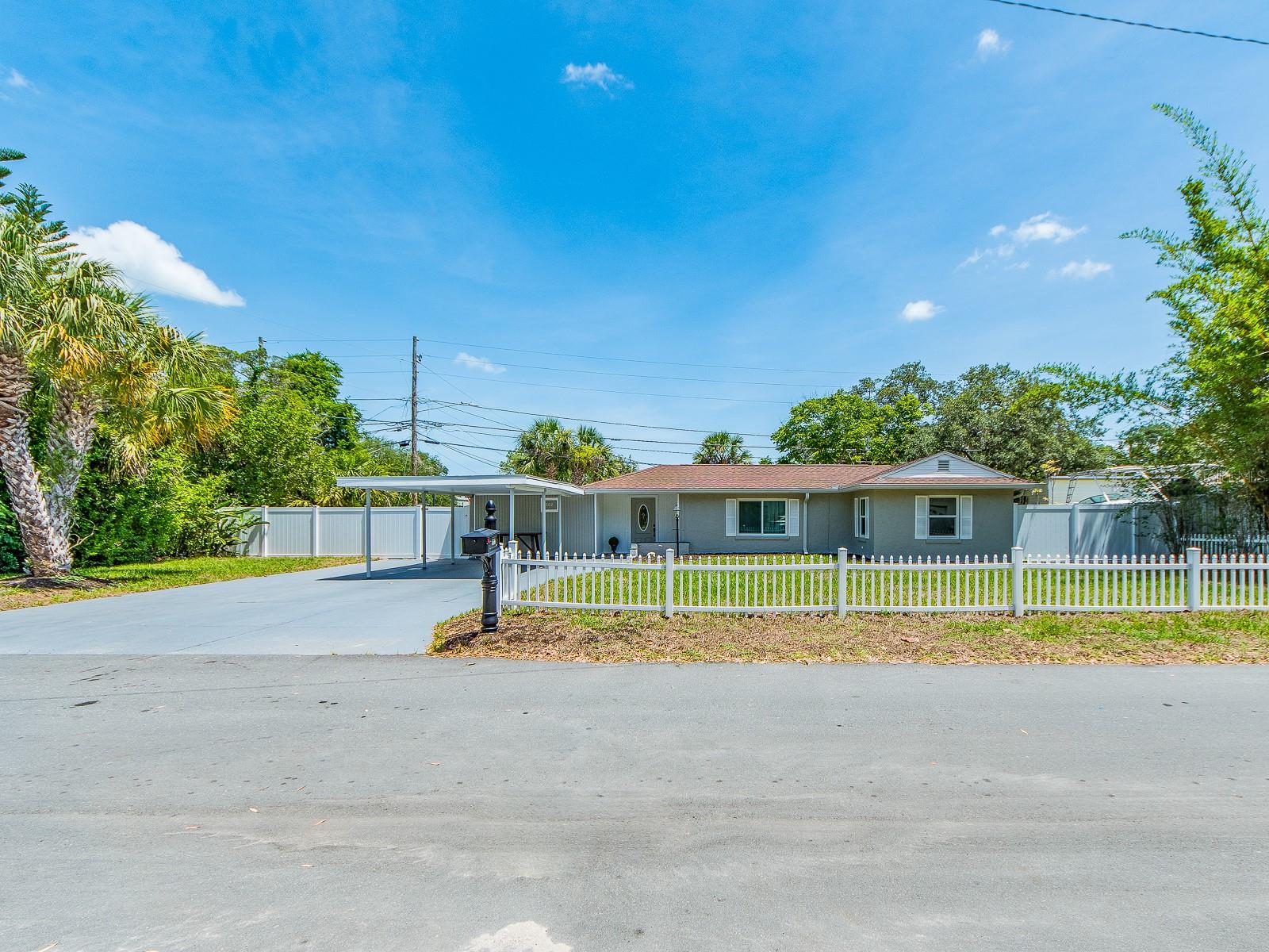Single Family Residence in DUNEDIN, FL - Daniel Dourado