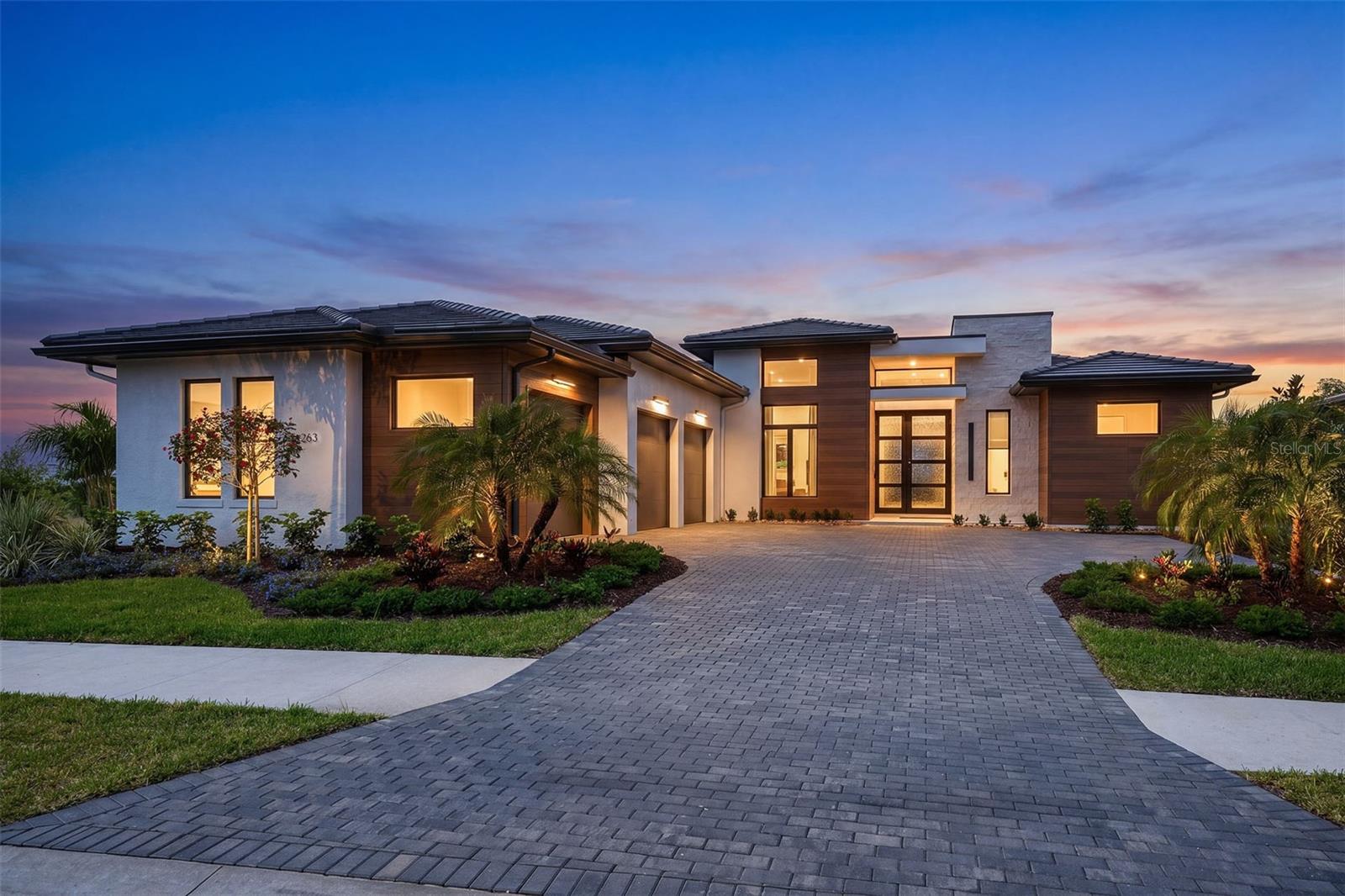 Single Family Residence in SARASOTA, FL - Daniel Dourado