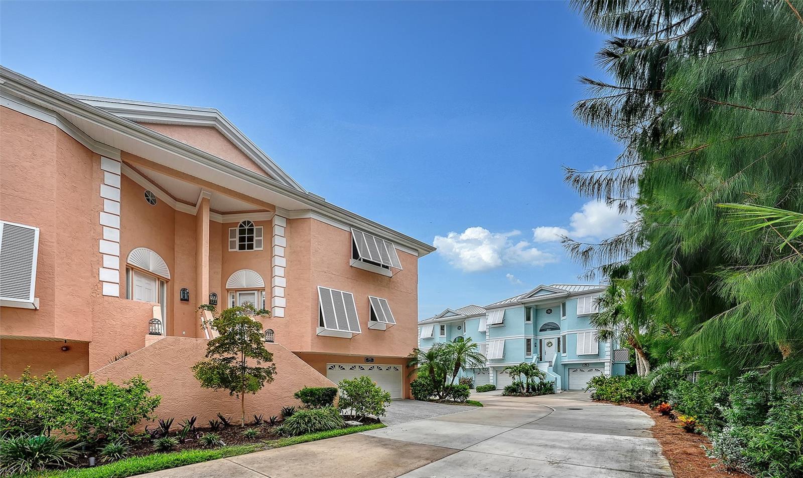 Single Family Residence in SARASOTA, FL - Daniel Dourado