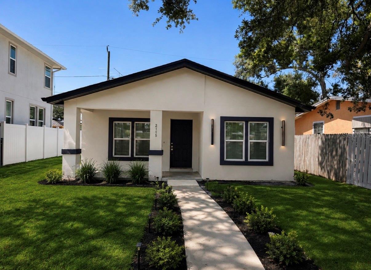 Single Family Residence in ST PETERSBURG, FL - Daniel Dourado