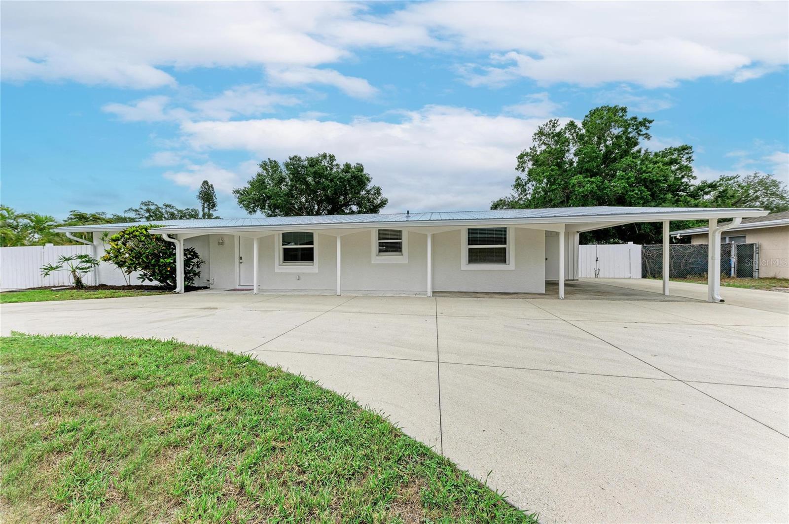 Single Family Residence in SARASOTA, FL - Daniel Dourado